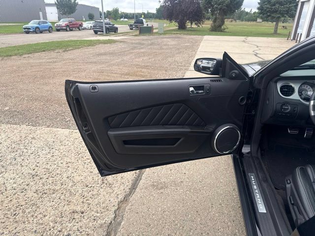 Used 2012 Ford Mustang GT Premium w/ HID Headlamps & Security Pkg RWD image 16