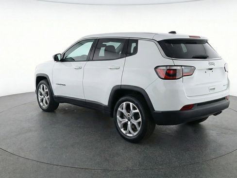 Used 2025 Jeep Compass Latitude AWD/4WD image 6