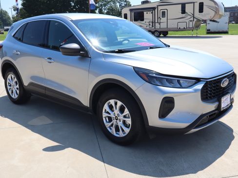Used 2024 Ford Escape Active AWD/4WD image 3