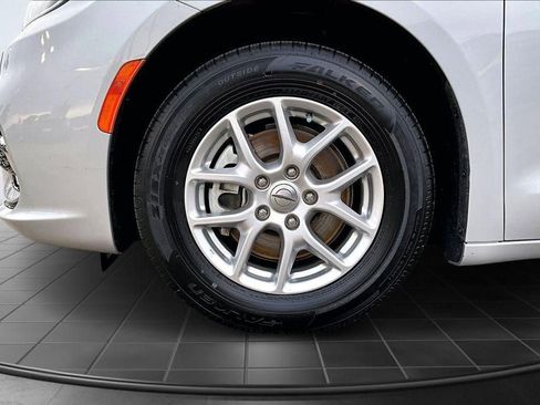 Used 2024 Chrysler Pacifica Touring-L image 9