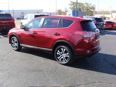 Used 2018 Toyota RAV4 LE image 8