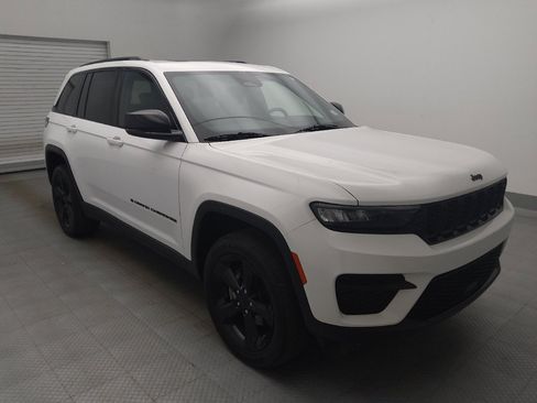 Used 2023 Jeep Grand Cherokee Altitude AWD/4WD image 13