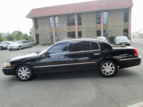 Used 2010 Lincoln Town Car Executive L image 3