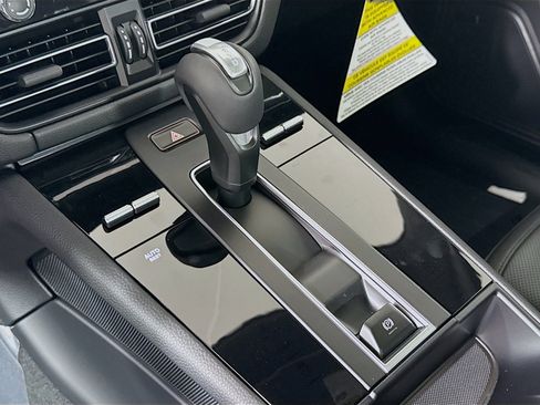 Certified 2025 Porsche Macan image 15