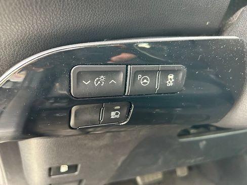 Used 2021 Toyota Prius LE FWD image 16