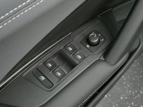 Used 2026 Volkswagen Tiguan SE AWD/4WD image 23
