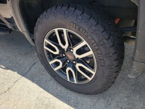 Used 2023 GMC Sierra 1500 AT4 w/ AT4 Preferred Package AWD/4WD image 9