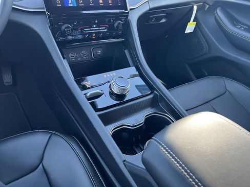 New 2025 Jeep Grand Cherokee Limited image 10