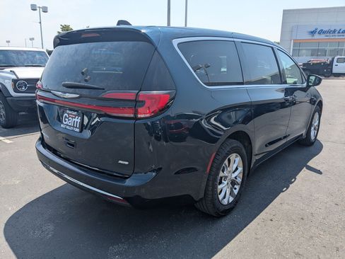 Used 2023 Chrysler Pacifica Touring-L AWD/4WD image 3