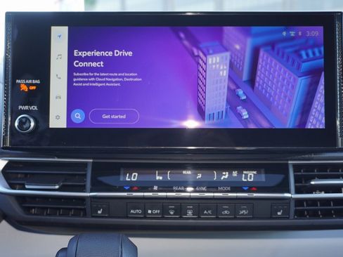 Used 2025 Toyota Sienna XLE image 17