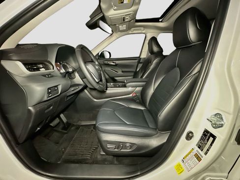 Used 2023 Toyota Highlander XLE AWD/4WD image 17