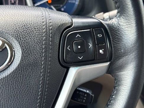 Used 2017 Toyota Sienna XLE FWD image 24