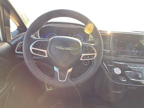 Used 2025 Chrysler Pacifica Select FWD image 13