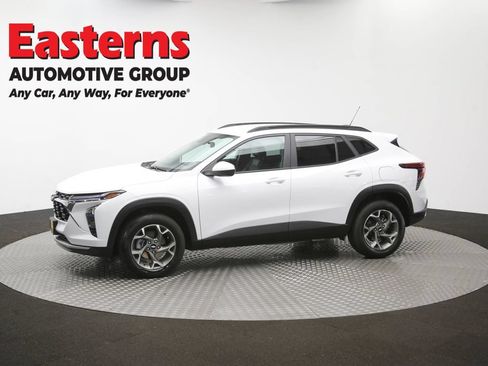 Used 2025 Chevrolet Trax LT FWD image 58