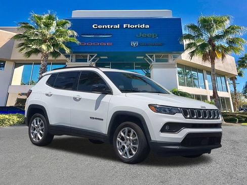 Used 2023 Jeep Compass Latitude AWD/4WD image 2