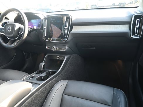Used 2025 Volvo XC40 B5 Core image 17