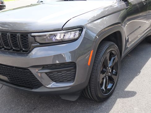 Used 2023 Jeep Grand Cherokee Altitude RWD image 43