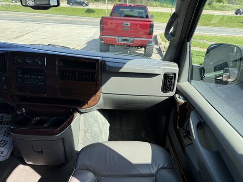 Used 2004 GMC Savana 1500 w/ Preferred Equipment Group RWD image 15