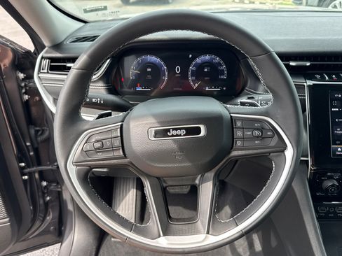Used 2023 Jeep Grand Cherokee Laredo w/ Luxury Tech Group I AWD/4WD image 15