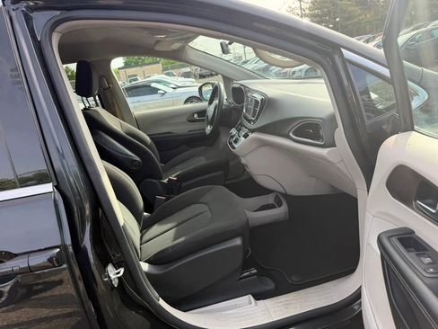 Used 2022 Chrysler Voyager LX FWD image 26