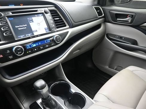 Used 2019 Toyota Highlander XLE FWD image 31
