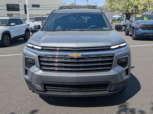 Used 2025 Chevrolet Traverse LT image 2