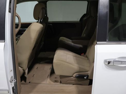 Used 2015 Chrysler Town & Country Touring w/ Driver Convenience Group FWD image 19