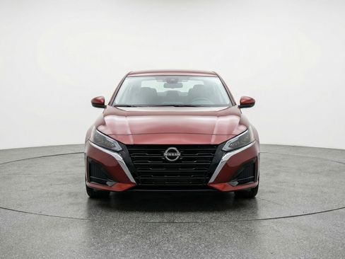 Used 2025 Nissan Altima 2.5 SV FWD image 2