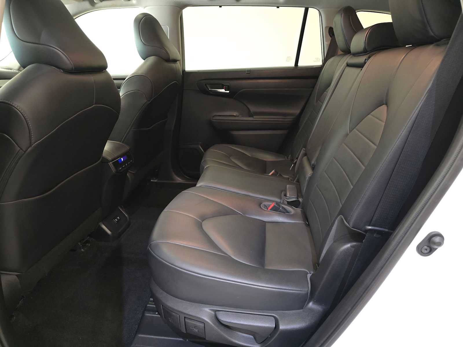 Used 2020 Toyota Highlander XLE AWD/4WD image 22
