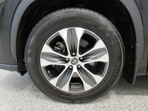 Used 2022 Toyota Highlander XLE AWD/4WD image 10