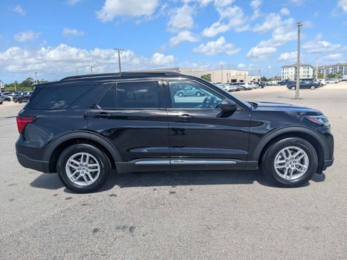 Used 2025 Ford Explorer Active w/ Active Comfort Package RWD image 4
