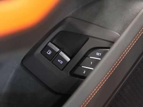 Used 2025 Lamborghini Urus SE AWD/4WD image 12