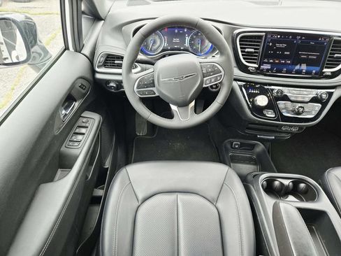 Used 2025 Chrysler Pacifica Select FWD image 10