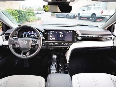 Used 2025 Toyota Camry XLE image 17