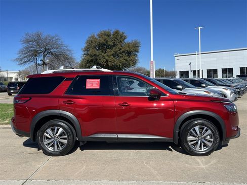 Certified 2024 Nissan Pathfinder SL image 3