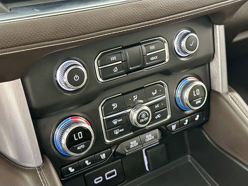 Used 2024 GMC Yukon SLT w/ SLT Luxury Package image 15