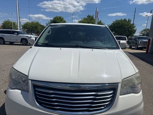 Used 2013 Chrysler Town & Country Touring FWD image 9