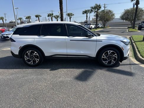 Used 2024 Lincoln Nautilus Premier image 7