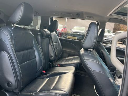 Used 2018 Toyota Sienna SE image 28