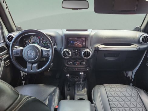 Used 2014 Jeep Wrangler Unlimited Rubicon w/ Connectivity Group AWD/4WD image 11