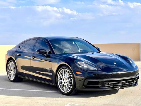 Used 2018 Porsche Panamera image 2