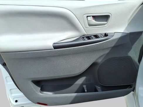 Used 2020 Toyota Sienna L image 10