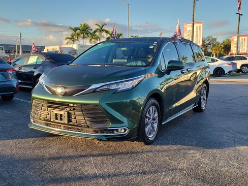 Used 2022 Toyota Sienna XLE image 5