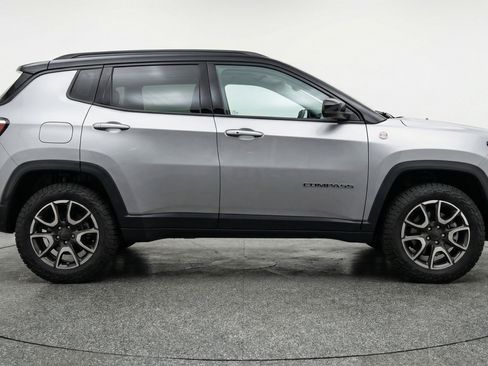 Used 2025 Jeep Compass Trailhawk image 11