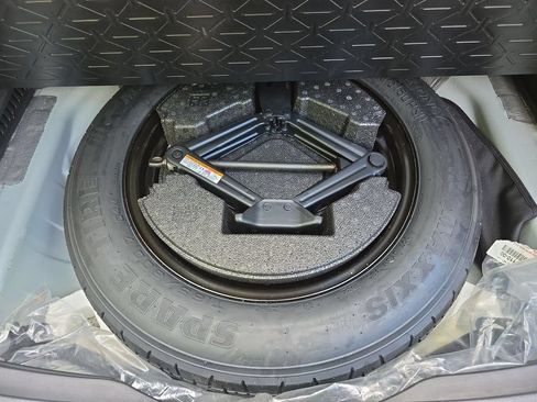Used 2025 Toyota RAV4 XLE AWD/4WD image 31