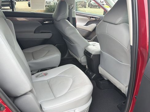 Used 2020 Toyota Highlander Platinum AWD/4WD image 18