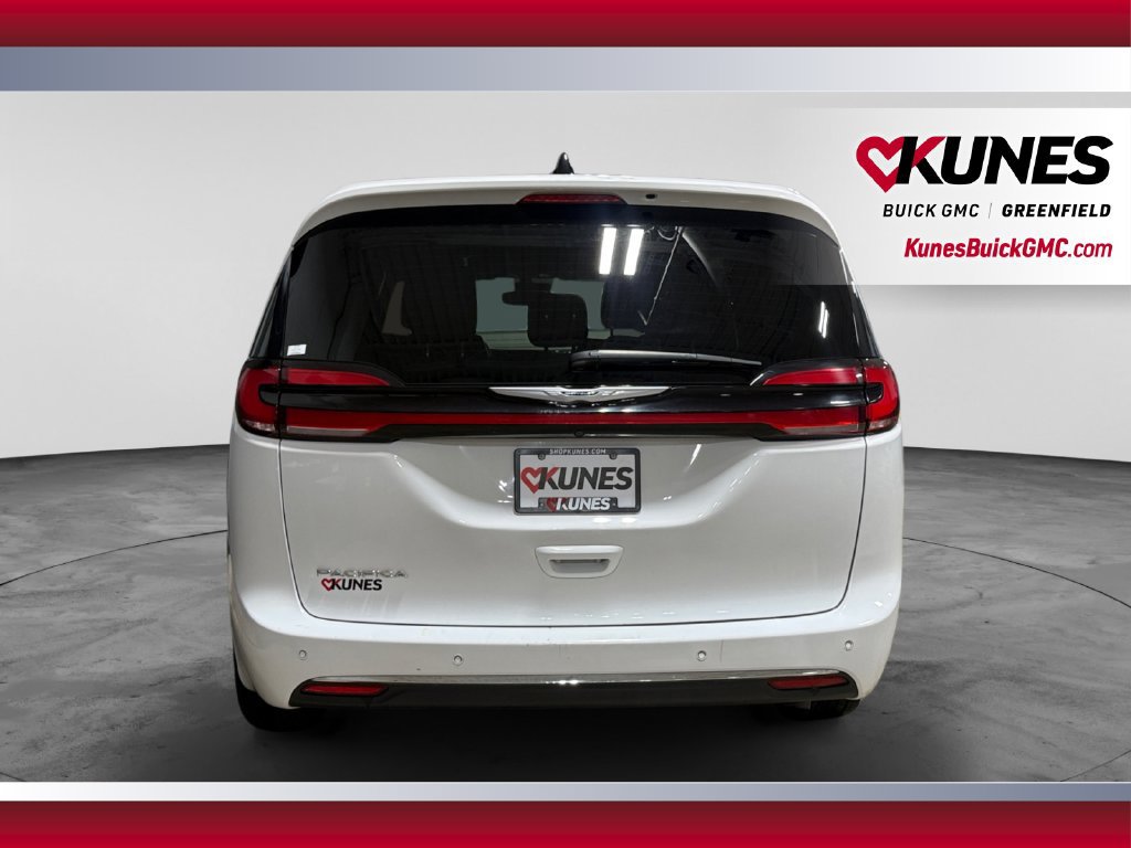 Used 2025 Chrysler Pacifica Select FWD image 9