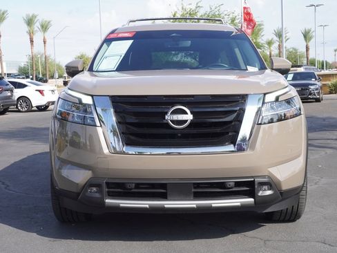 Certified 2024 Nissan Pathfinder Platinum FWD image 5