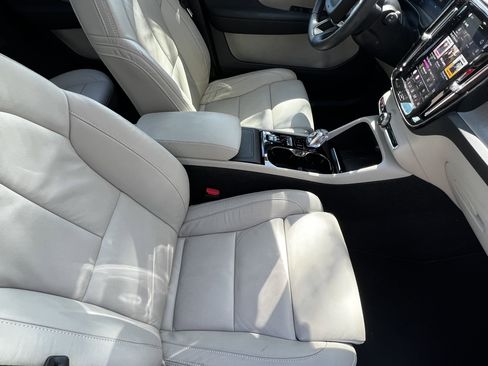 Used 2023 Volvo XC40 B5 Plus image 42