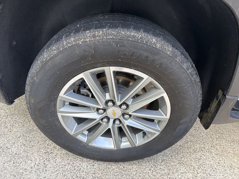 Used 2023 Chevrolet Traverse LT FWD image 17